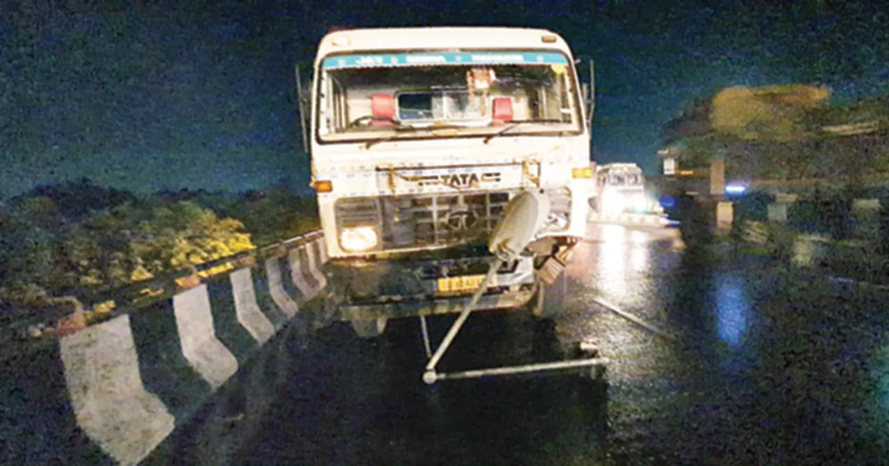  ଆଚାର୍ଯ୍ୟବିହାର ଫ୍ଲାଏଓଭର୍‌ରେ ଦୁଇଟି ଅଘଟଣ: ବାଇକ୍‌ ସହ ଜଳିଗଲେ ଯୁବକ