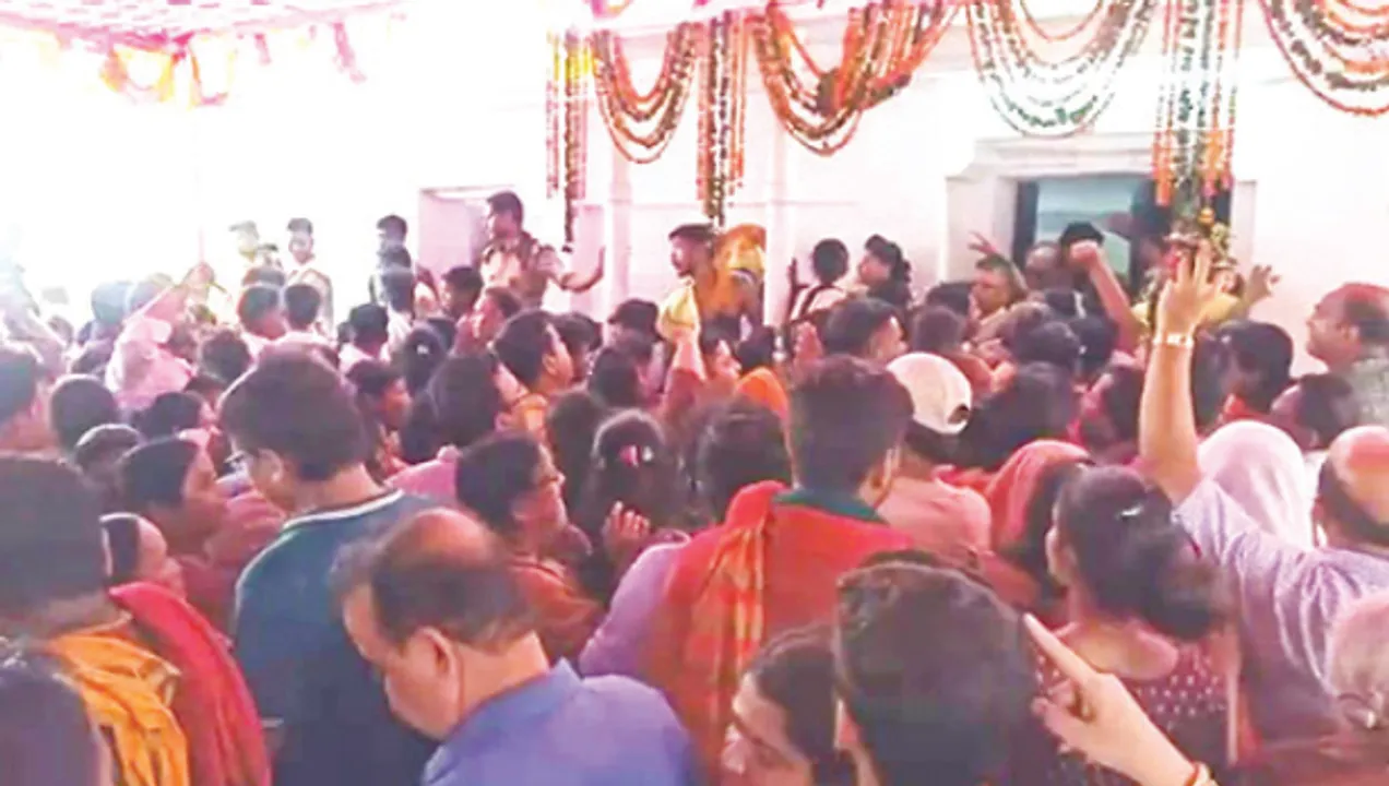  ଅଣସର ଅବସରରେ ଅଲାରନାଥଙ୍କ ଦର୍ଶନ ପାଇଁ ବ୍ୟାରିକେଡ ଭାଙ୍ଗି ଧସେଇ ପଶିଲେ, ଭିଡ଼ରେ ସଂଜ୍ଞାହୀନ ହେଲେ ୧୦ ଶ୍ରଦ୍ଧାଳୁ