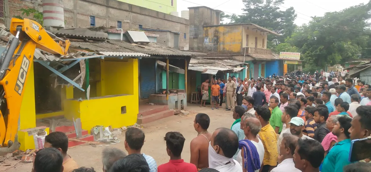  ବନମାଳୀପୁର ବଜାରରେ ବୁଲିଲା ବୁଲଡୋଜର: ଉଚ୍ଛେଦ କାର୍ଯ୍ୟ ଜାରି