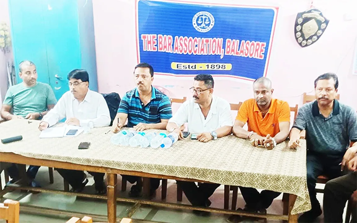  ସାମ୍ବାଦିକ ସମ୍ମିଳନୀ ଡକାଇ ବର୍ଷିଲେ ଆଇନଜୀବୀ: ଜିଲ୍ଲାପାଳ ଓ ଏସ୍‌ପିଙ୍କ ପାଇଁ ସୀମା ଟପିଲାଣି ଅପରାଧ