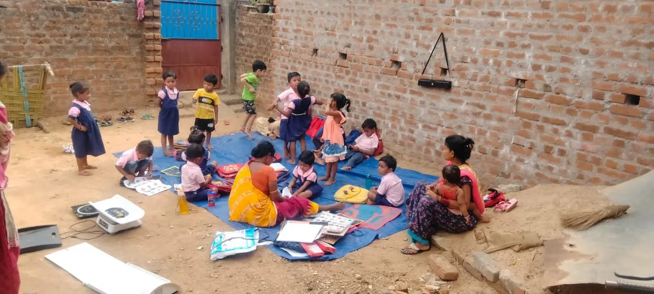  ସରୁନି ବାଲା ମୋଡେଲ ନିର୍ମାଣ: ଖୋଲା ଆକାଶ ତଳେ ଅଙ୍ଗନବାଡ଼ି ପିଲା