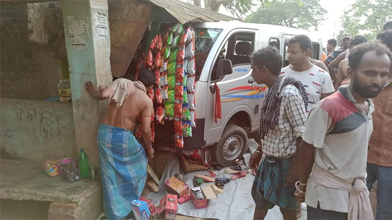  ଦୋକାନ ଭିତରେ ପଶିଗଲା ଟାଟା ମେଜିକ, ଦୋକାନୀ ଆହତ
