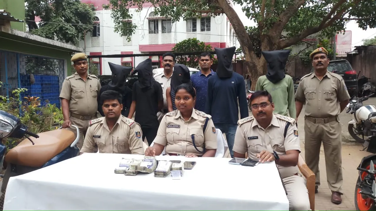  ୫ ଡକାୟତଙ୍କୁ ବାନ୍ଧିଲା ପୁଲିସ; ୩.୧୦ ଲକ୍ଷ, ମୋଟରବାଇକ୍‌ ଓ ସ୍କୁଟି ଜବତ