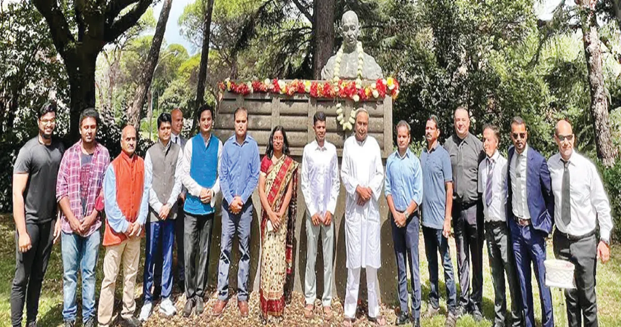  ମହାତ୍ମା ଗାନ୍ଧୀଙ୍କୁ ଶ୍ରଦ୍ଧାଞ୍ଜଳି ଦେଇ ରୋମ୍ ଗସ୍ତ ଆରମ୍ଭ କଲେ ମୁଖ୍ୟମନ୍ତ୍ରୀ