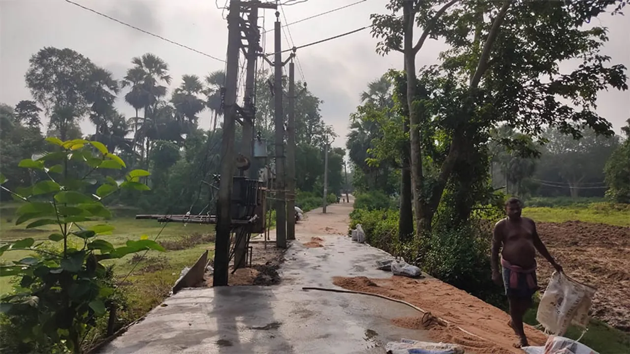  ରାସ୍ତା ମଝିରେ ବିଦ୍ୟୁତ୍‌ ଖୁଣ୍ଟ ଏବଂ ଟ୍ରାନ୍ସଫର୍ମର; ଯାତାୟାତରେ ଅସୁବିଧା, ସ୍ଥାନାନ୍ତର ପାଇଁ ଦାବି