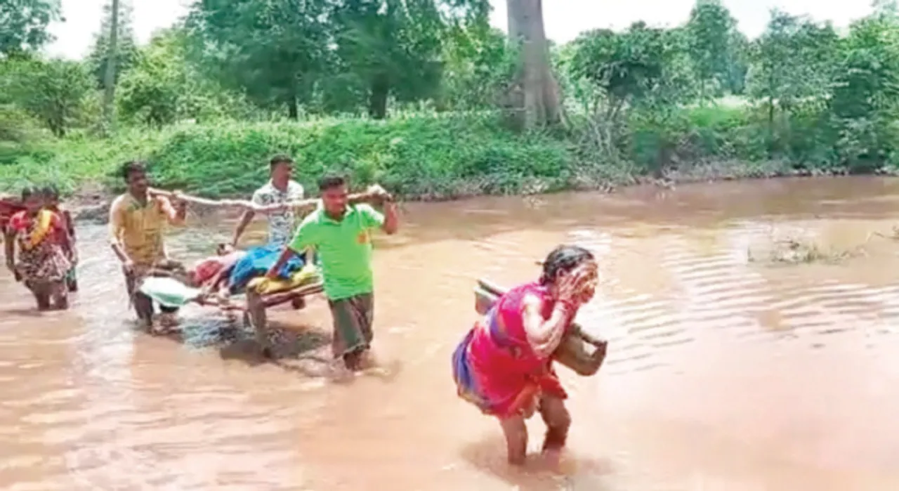  ଉପାନ୍ତ ଅଞ୍ଚଳର ବିକଳ ଚିତ୍ର: ଖଟିଆରେ ବୋ‌ହି ଗର୍ଭବତୀଙ୍କୁ ନଦୀ ପାର୍‌ କଲେ