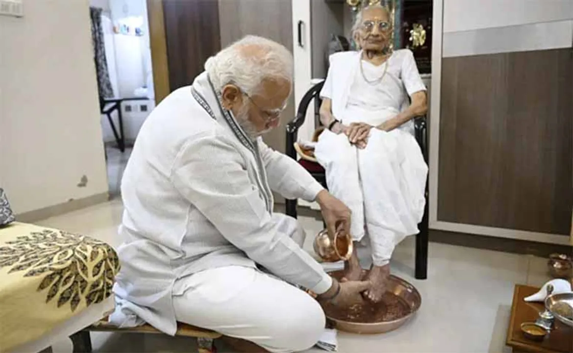  ମା’ଙ୍କ ପାଦ ଧୋଇ ଦେଉଛନ୍ତି ପ୍ରଧାନମନ୍ତ୍ରୀ 