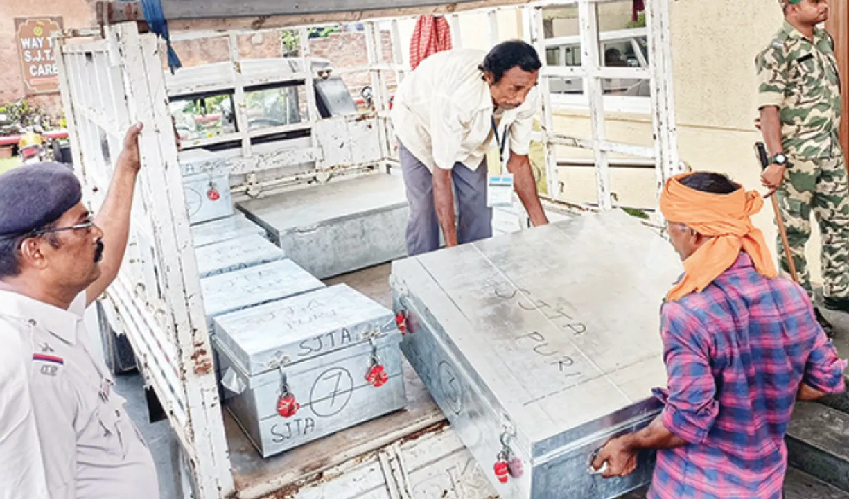  ଶ୍ରୀମନ୍ଦିର କଳାହାଟ ଦ୍ବାର କାମ ଆରମ୍ଭ: ଜିଲ୍ଲା ଟ୍ରେଜେରିରୁ ଆସିଲା ୫ କ୍ବିଣ୍ଟାଲ୍‌ ରୁପା