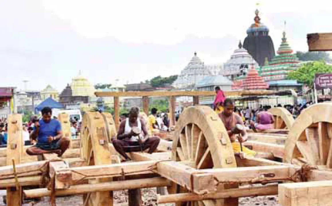  ପୁରୀ ବଡ଼ଦାଣ୍ଡ ରଥଖଳାରେ ମଙ୍ଗଳବାର ରଥ ଉପରେ ଦଣ୍ଡାରେ ବିନ୍ଧ ହେଉଛି। 