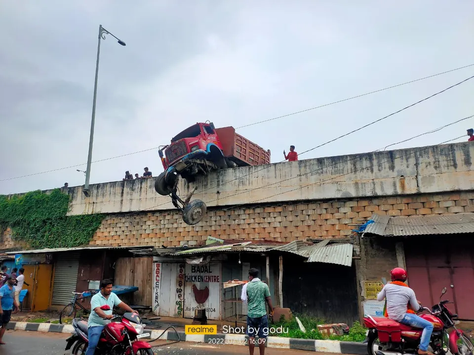  ପୋଲ ତଳକୁ ଝୁଲି ରହିଲା ଟ୍ରକ୍‌, ମୃତ୍ୟୁମୁଖରୁ ବର୍ତ୍ତିଲେ ଚାଳକ