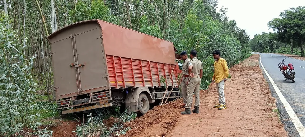  ଟ୍ରକ୍ ଦୁର୍ଘଟଣାଗ୍ରସ୍ତ; ଅଳ୍ପକେ ବର୍ତ୍ତିଲେ ଡ୍ରାଇଭର