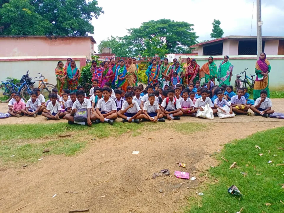  ଶିକ୍ଷକ ବଦଳି ନକରିବା ପାଇଁ ସ୍କୁଲ ଆଗରେ ଧାରଣାରେ ବସିଲେ ଛାତ୍ରଛାତ୍ରୀ