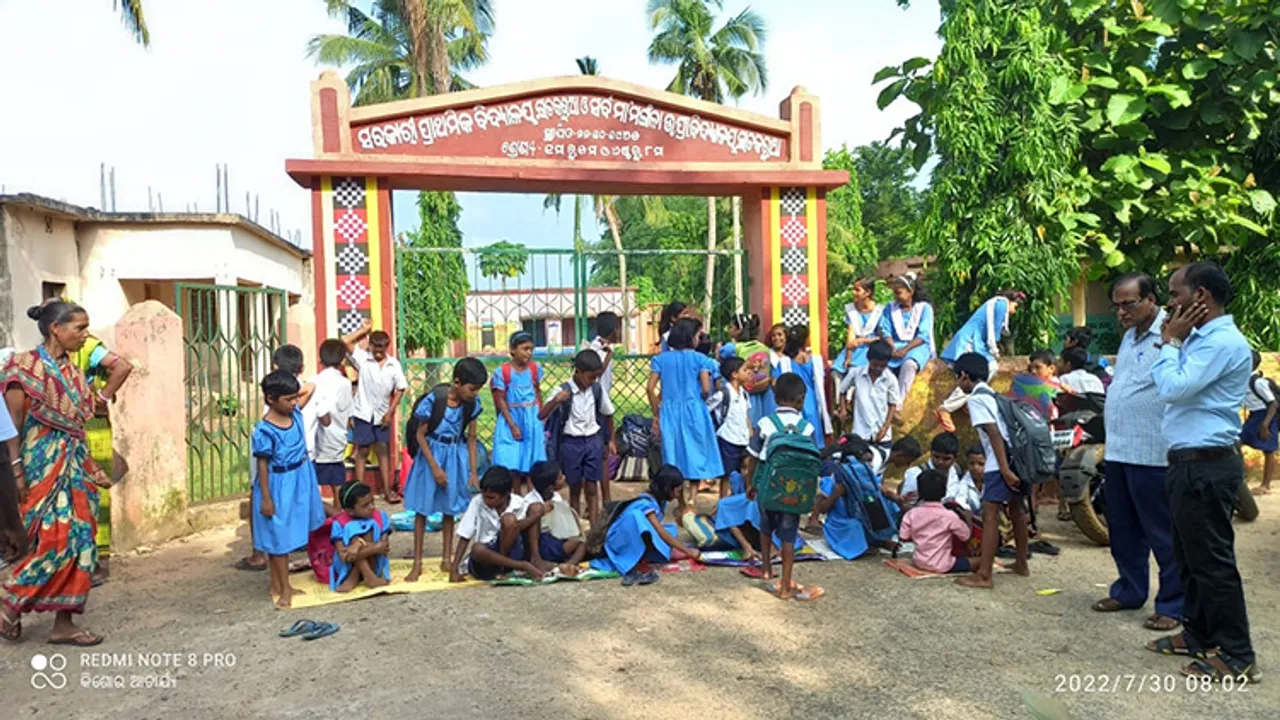  ଶିକ୍ଷୟିତ୍ରୀଙ୍କୁ ସ୍କୁଲରେ ପୂରାଇ ଦେଲେନି