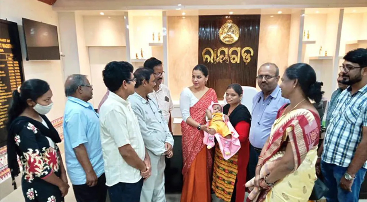  ପୋଷ୍ୟ ସନ୍ତାନ ଗ୍ରହଣ କଲେ ଉତ୍ତରପ୍ରଦେଶ ଦମ୍ପତ୍ତି