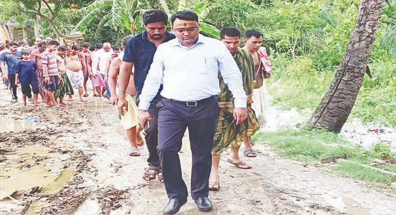  କାଦୁଅ ରାସ୍ତାରେ ଚାଲିଲେ ଜିଲ୍ଲାପାଳ