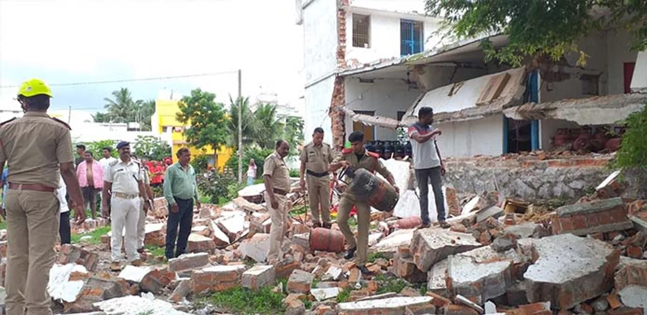  ବେଆଇନ ଗ୍ୟାସ୍‌ ଗୋଦାମରେ ବିସ୍ଫୋରଣ,କାନ୍ଥ ଭୁଶୁଡ଼ି ବାପା- ପୁଅ ଗୁରୁତର
