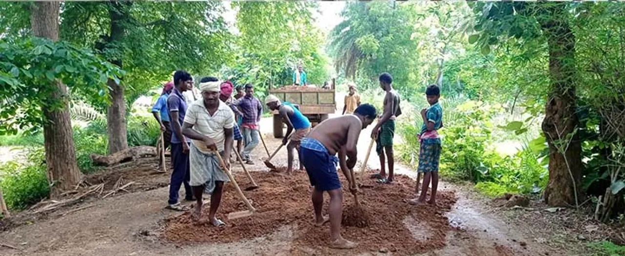  ଶୁଣିଲେନି ପଞ୍ଚାୟତ ଓ ବ୍ଲକ୍‌ କର୍ତ୍ତୃପକ୍ଷ, ରାସ୍ତା ମରାମତି କଲେ ଗ୍ରାମବାସୀ