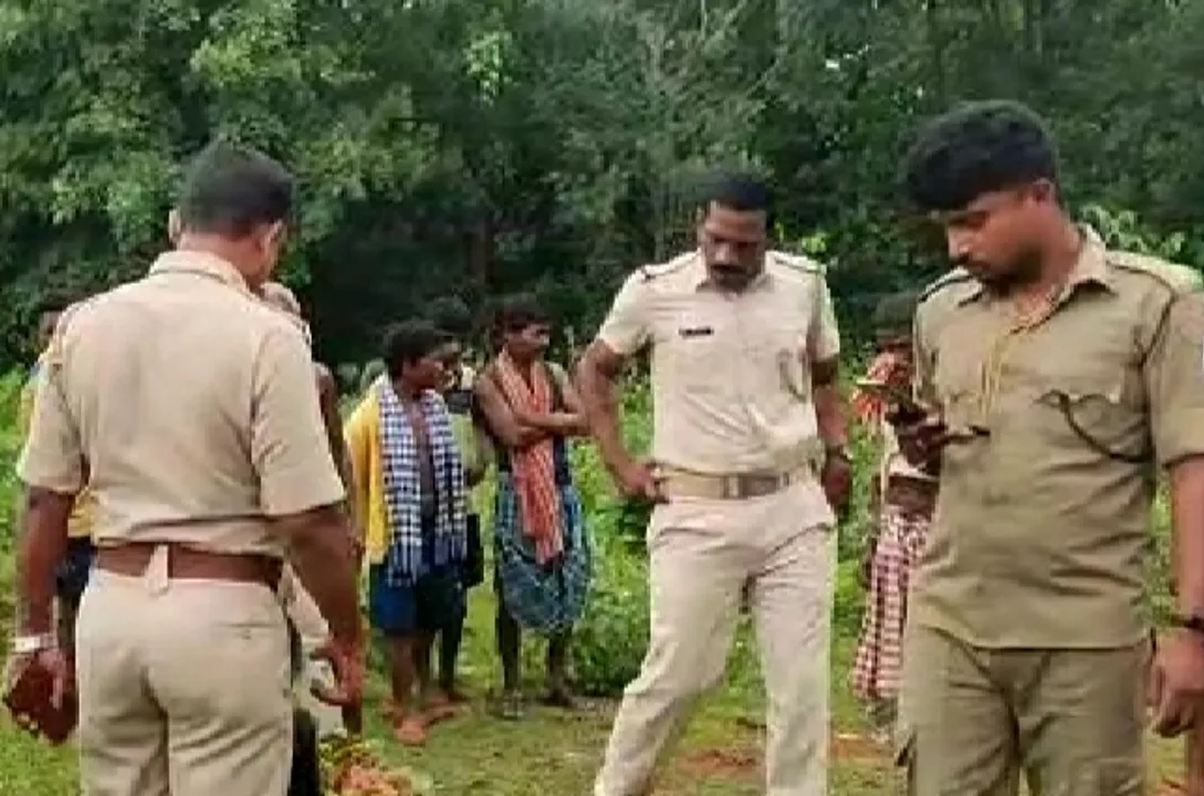  ମାନବିକତା ଭୁଲିଗଲେ: ଅନ୍ୟ ଜାତିର ବିବାହ କରିଥିଲେ ବୋଲି ମୃତକଙ୍କ ଶବକୁ ଛୁଇଁଲେନି ପରିବାର ଓ ଗ୍ରାମବାସୀ