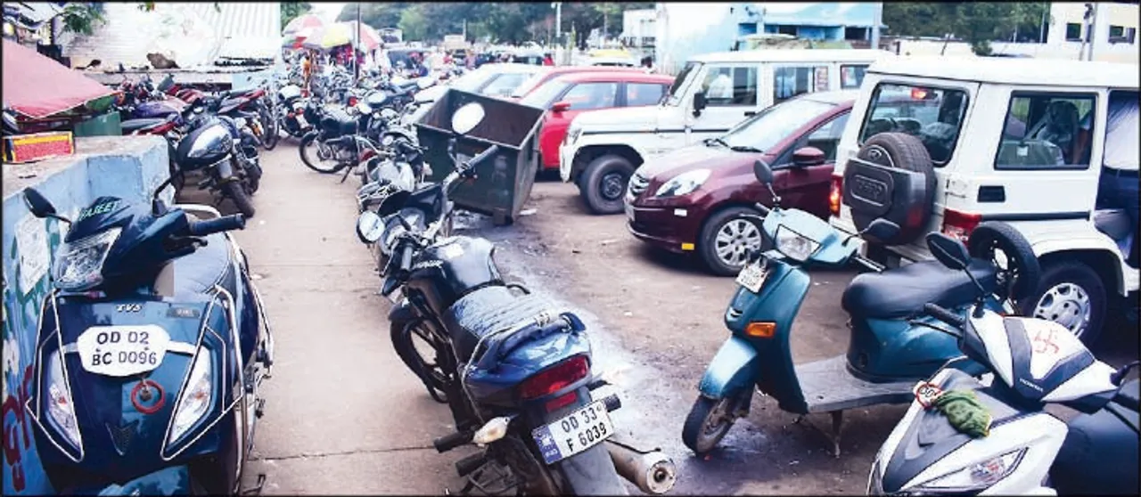  ଅବ୍ୟବସ୍ଥିତ ପାର୍କିଂ: ଠିକାଦାରଙ୍କୁ ଡରୁଛି ବିଏମ୍‌ସି