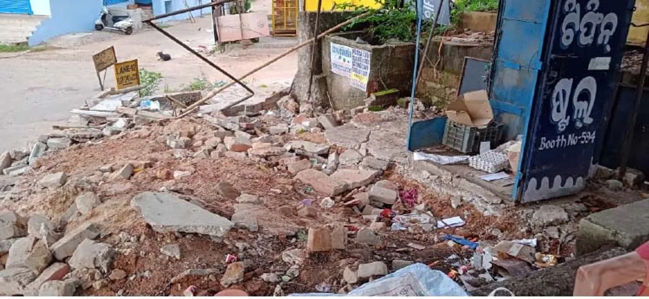  ରାସ୍ତା ପ୍ରଶସ୍ତି ଆଳରେ ଓମ୍‌ଫେଡ୍‌ ଷ୍ଟଲ ଭାଙ୍ଗିଦେଲେ
