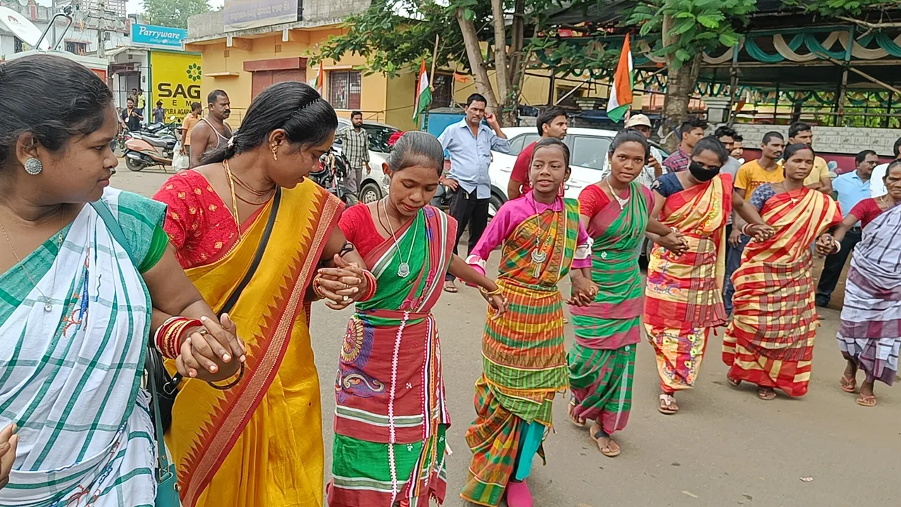  ଓଡ଼ିଶା ମାଟିର ଝିଅ ଦ୍ରୌପଦୀ ମୁର୍ମୁଙ୍କ ଶପଥ ଗ୍ରହଣ ଉତ୍ସବକୁ ନେଇ ନାଚଗୀତରେ ମସଗୁଲ ରାଇରଙ୍ଗପୁରବାସୀ