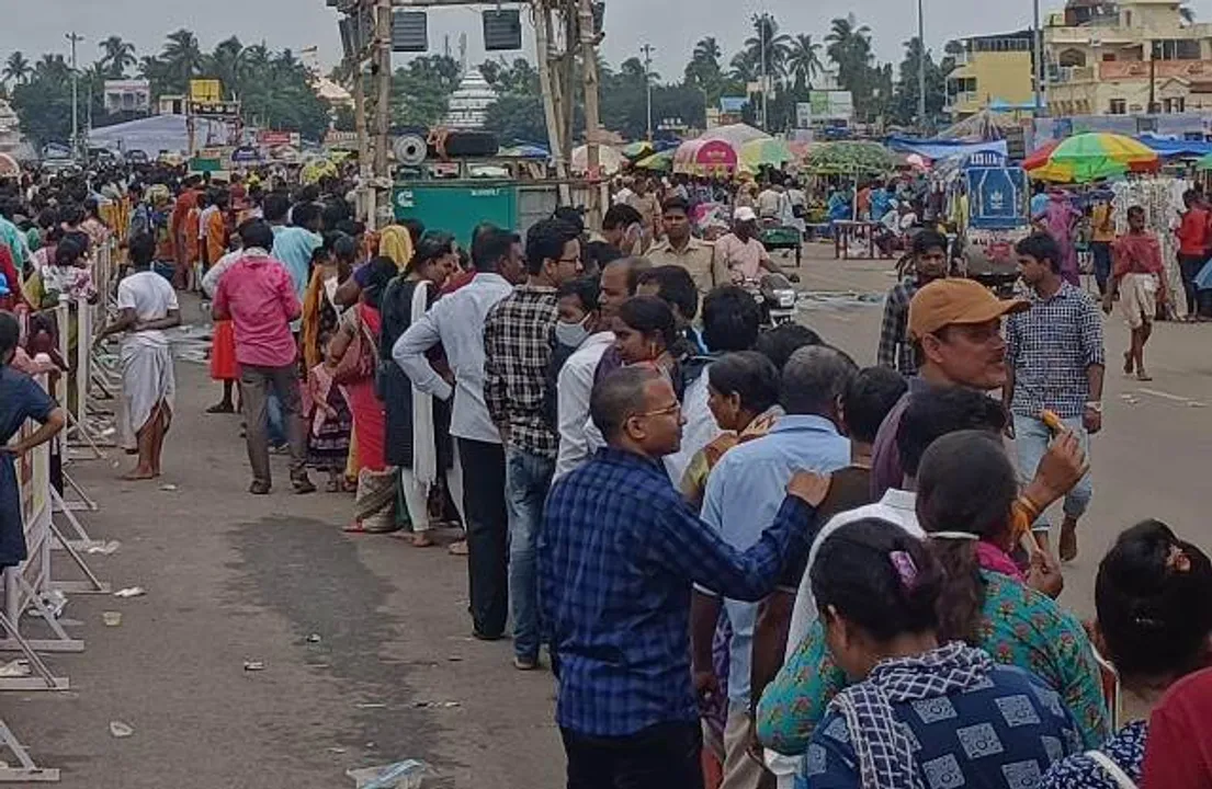  ଧାଡ଼ିରେ ରହି ଆଡ଼ପମଣ୍ଡପରେ ଶ୍ରୀଜିଉଙ୍କ ଦର୍ଶନ କଲେ ଶ୍ରଦ୍ଧାଳୁ, ଆସନ୍ତାକାଲି ‘ବନକଲାଗି’ ନୀତି ଲାଗି ୩ ଘଣ୍ଟା ଦର୍ଶନ ବନ୍ଦ