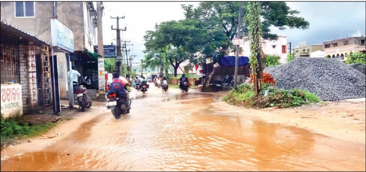  ବର୍ଷା ଛାଡ଼ିବା ପରେ ରାସ୍ତାରେ ଆଣ୍ଠୁଏ ପାଣି