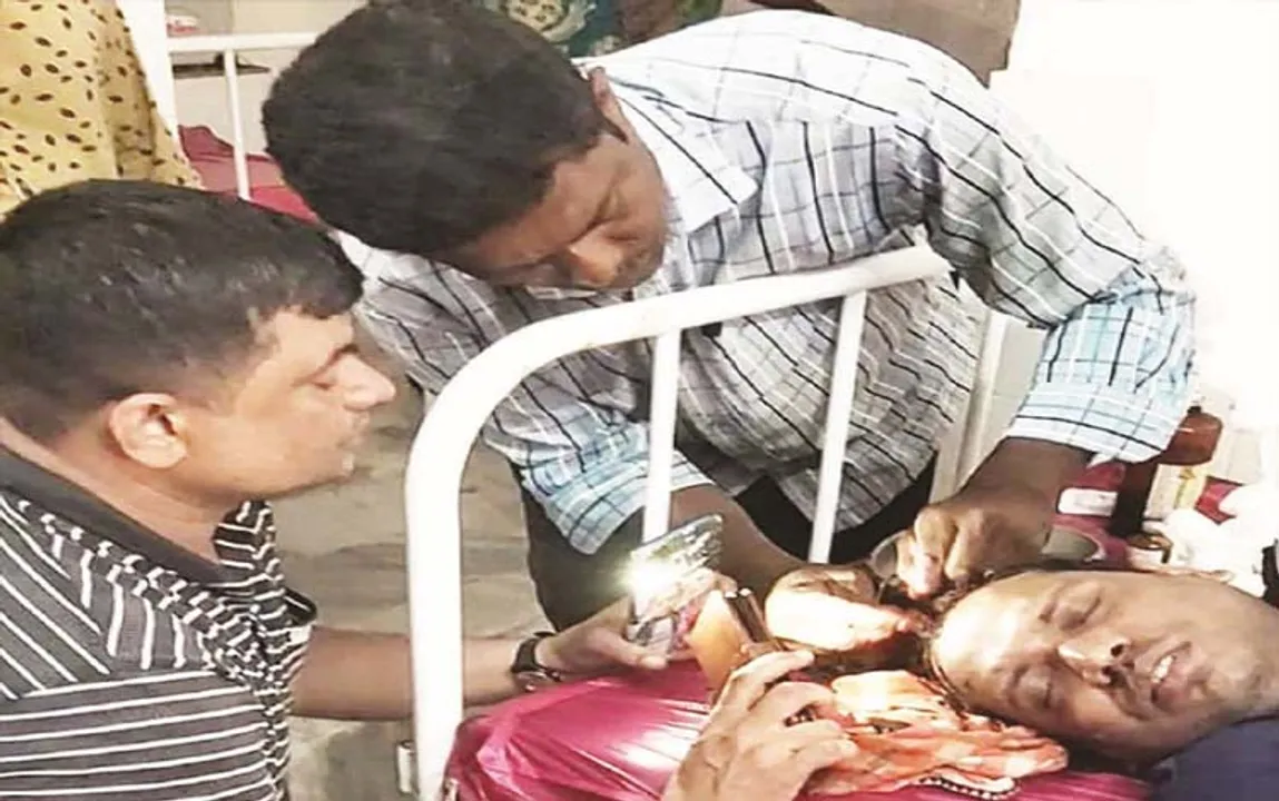  ଚାନ୍ଦବାଲି ଗୋଷ୍ଠୀ ସ୍ୱାସ୍ଥ୍ୟକେନ୍ଦ୍ରରେ ମୋବାଇଲ୍‌ ଟର୍ଚ୍ଚରେ ରୋଗୀସେବା କଲେ ସୁଇପର