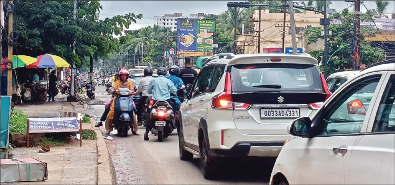  ଖଣ୍ଡଗିରିରେ ଟ୍ରାଫିକ୍ ନିୟମକୁ ଫୁ’: ଭୁଲ୍‌ ପାର୍ଶ୍ବରେ ବେଧଡ଼କ ଗାଡ଼ିଚାଳନା