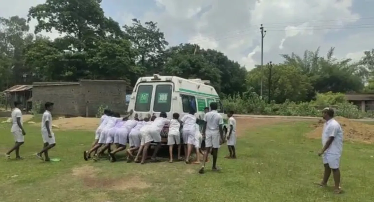  ଆମ୍ବୁଲାନ୍ସକୁ କାହିଁକି ପେଲୁଛନ୍ତି ସ୍କୁଲ ପିଲା, ଜାଣିଲେ ଆପଣ ବି ଆଶ୍ଚର୍ଯ୍ୟ ହୋଇଯିବେ
