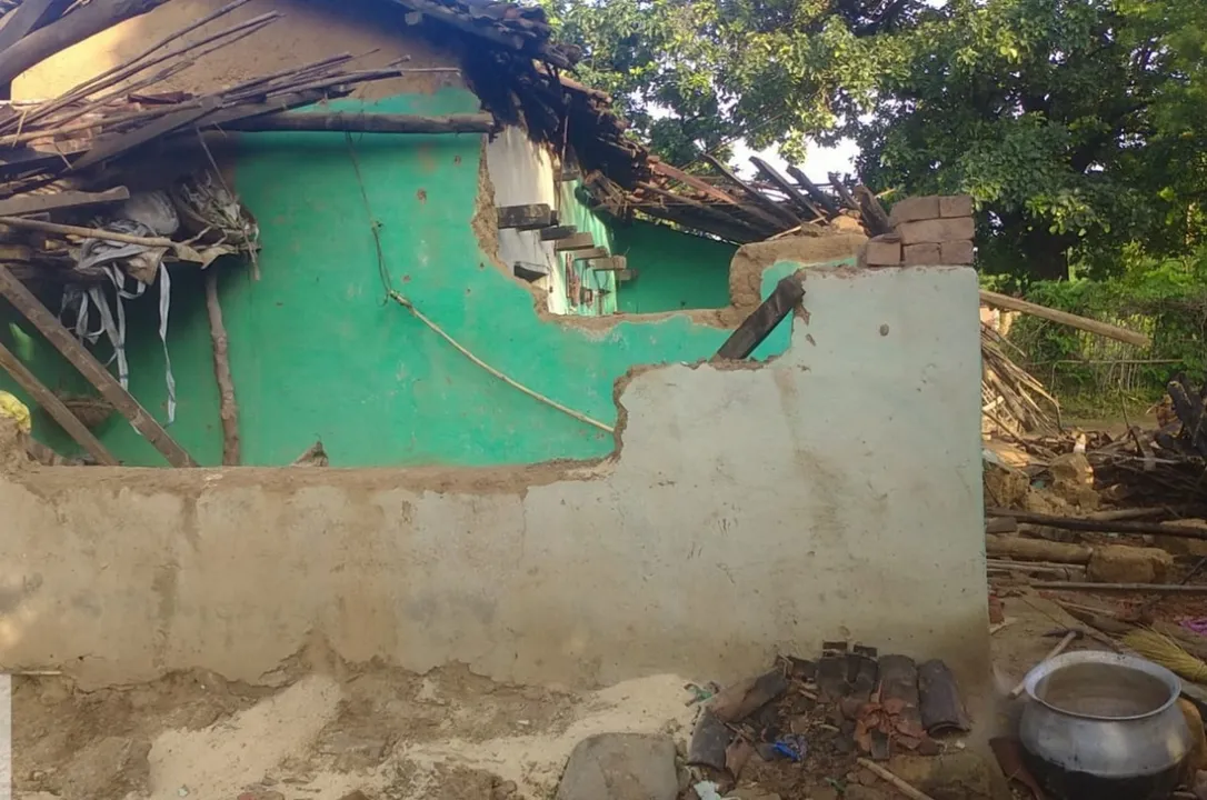  ହାତୀ ଭାଙ୍ଗିଲେ ଘର, ବର୍ତ୍ତିଲେ ପରିବାର ଲୋକ
