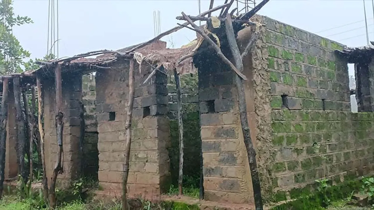  ଅଧପନ୍ତରିଆ ଅବସ୍ଥାରେ ଅଗଂନବାଡି କେନ୍ଦ୍ର, ପର ବାରଣ୍ଡାରେ ବସୁଛନ୍ତି ପିଲା