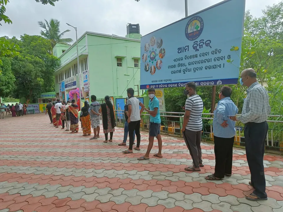  ଭୁବନେଶ୍ବର: ୟୁନିଟ-୪ ସହରାଞ୍ଚଳ ଗୋଷ୍ଠୀ ସ୍ୱାସ୍ଥ୍ୟକେନ୍ଦ୍ରରେ ପ୍ରିକ୍ସନ ଡୋଜ ପାଇଁ ଲମ୍ବା ଧାଡ଼ି