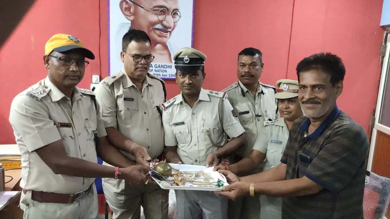 ୪୦ ତୋଳା ସୁନା ଗହଣା ଚୋରି ମାମଲାରେ ୩ ଗିରଫ,  ଭୟରେ ଫିନାଇଲ ପିଇଲା ମୁଖ୍ୟ ଅଭିଯୁକ୍ତ
