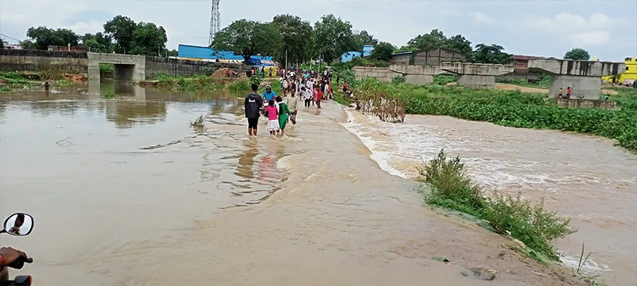  ଜୀରାନଦୀ ଆପ୍ରୋଚ୍ ରୋଡ୍‌ରେ ଆଣ୍ଠୁଏ ପାଣି,ବରଗଡ଼-ଅମ୍ବାପାଲି ଯୋଗାଯୋଗ ବିଚ୍ଛିନ୍ନ
