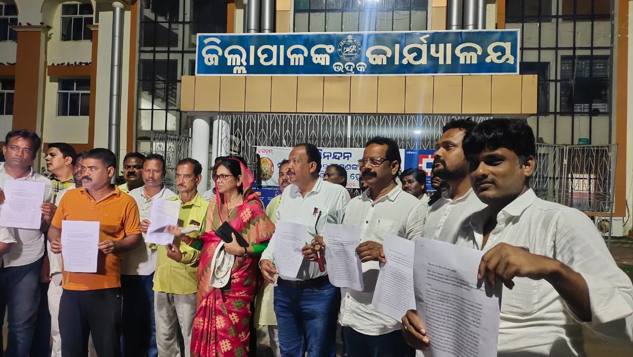  ଭଦ୍ରକ ସହରରେ ରାସ୍ତା ଓ ଆଲୋକୀକରଣ ଦାବିରେ ଜିଲ୍ଲାପାଳଙ୍କୁ ଦାବିପତ୍ର
