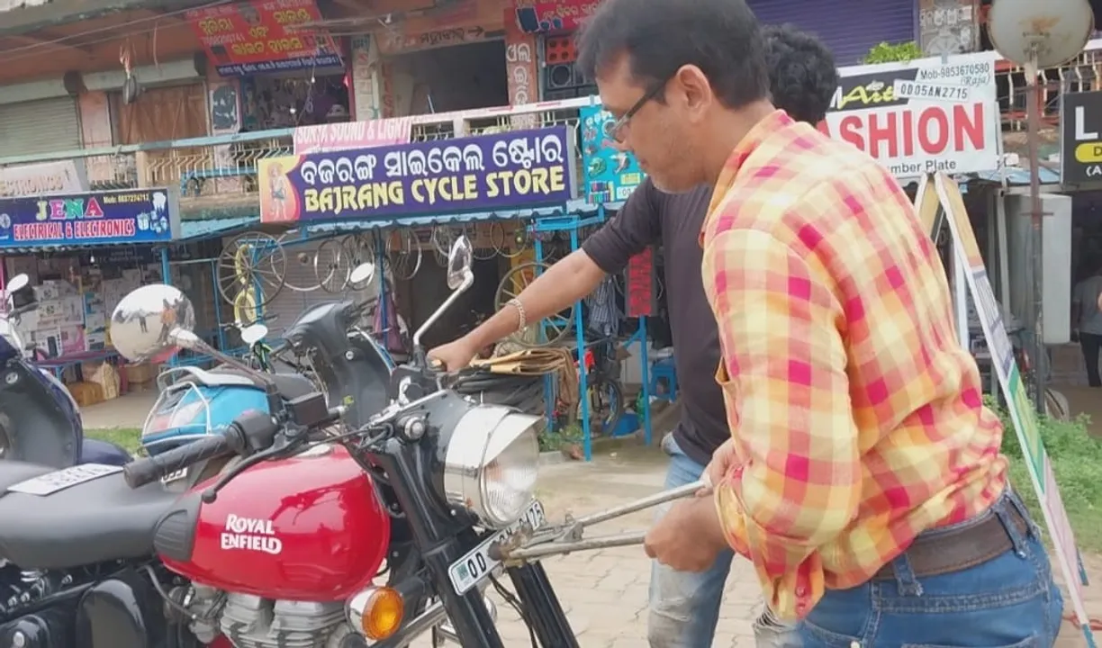  ଅଟୋମୋବାଇଲ ସୋ’ରୁମ ମାଲିକ ମାନୁ ନାହାନ୍ତି ସରକାରୀ ନିର୍ଦ୍ଦେଶ, ଏଚ୍ଏସ୍‌ଆରପି ନମ୍ବର ପାଇଁ ମାଗୁଛନ୍ତି ଅର୍ଥ