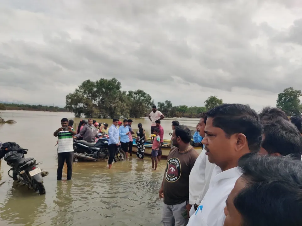  ବନ୍ୟାଞ୍ଚଳ ମୋଟୁକୁ ପରିଦର୍ଶନ କଲେ ସାଂସଦ ରମେଶ ମାଝି, ଓଡିଶା ସମେତ ଆନ୍ଧ୍ରରେ ମଧ୍ୟ ରିଲିଫ ବାଣ୍ଟିଲେ