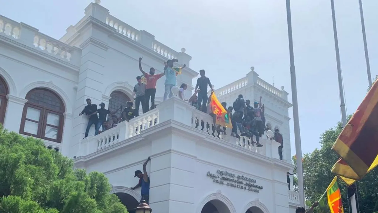  ପ୍ରଧାନମନ୍ତ୍ରୀଙ୍କ କାର୍ଯ୍ୟାଳୟକୁ ବିକ୍ଷୋଭକାରୀ ଅକ୍ତିଆର କରିବା ପରେ ସ୍ଥିତି ନିୟନ୍ତ୍ରଣ ଲାଗି ସେନାକୁ ଆଦେଶ ଦେଲେ ବିକ୍ରମସିଂଘେ