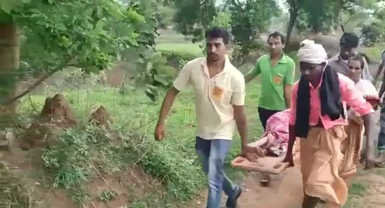  ଗାଁକୁ ରାସ୍ତା ନାହିଁ: ଗର୍ଭବତୀଙ୍କୁ ଷ୍ଟ୍ରେଚରରେ ବୋହି ନେଲେ ଆମ୍ବୁଲାନ୍ସ କର୍ମଚାରୀ ଓ ପରିବାର ଲୋକେ