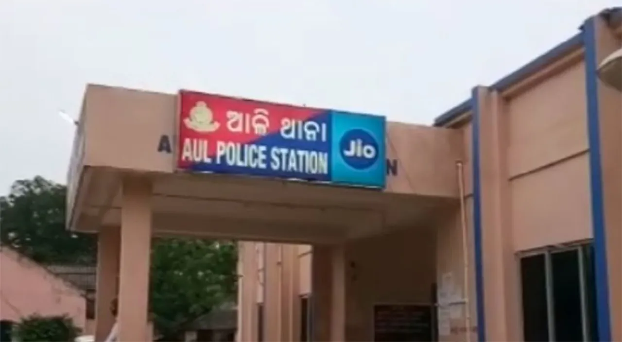  ଥାନା ଭିତରେ ମହିଳା ଏସ୍‌.ଆଇଙ୍କୁ ମାଡ଼