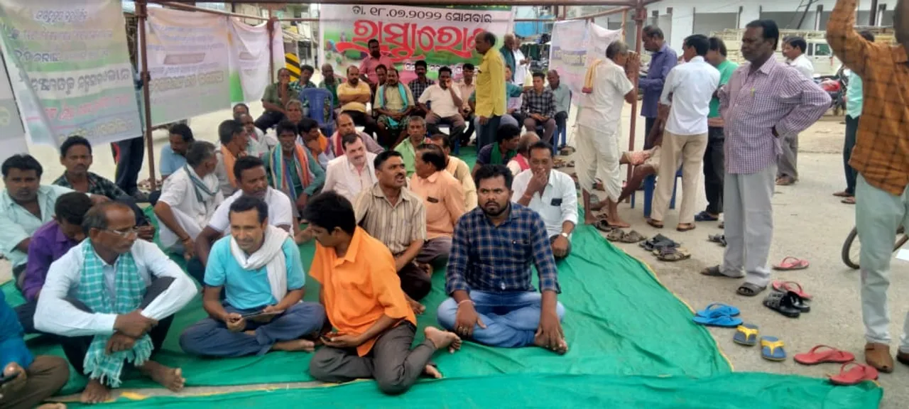  ବୀମା ରାଶି ପ୍ରଦାନ ଦାବିରେ କୃଷକ ସଂଗଠନ ପକ୍ଷରୁ ପଦ୍ମପୁର ଉପଖଣ୍ଡରେ ୧୨ ଘଣ୍ଟିଆ ବନ୍ଦ