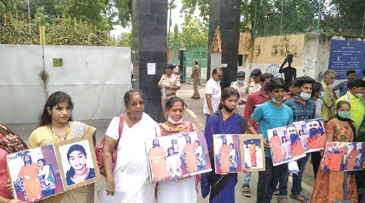  ସ୍ୱାମୀ ମୁକୁନ୍ଦାନନ୍ଦଙ୍କ ବିରୋଧରେ ଅଭିଯୋଗ ଘଟଣା: ପରିବାର ଲୋକଙ୍କ ଅଭିଯୋଗକୁ ସୁଧାଙ୍କ ଖଣ୍ଡନ