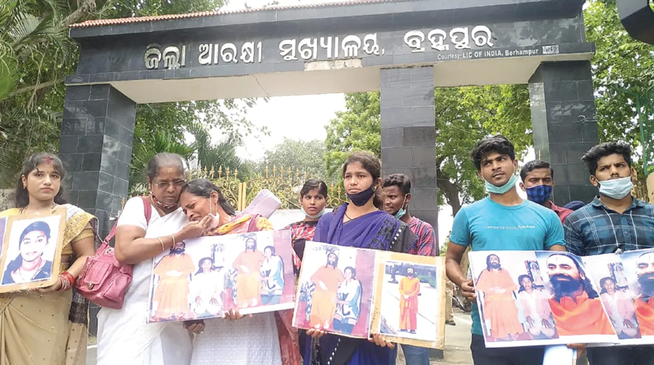  ସ୍ୱାମୀ ମୁକୁନ୍ଦାନନ୍ଦଙ୍କ ମନ୍ତବ୍ୟକୁ ନେଇ ତୀବ୍ର ପ୍ରତିକ୍ରିୟା: ‘ତୋ ଝିଅ ବାହା ହୋଇଥିଲେ ଘରେ ରହିଥାନ୍ତା କି ?’