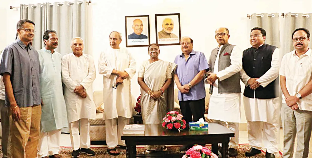  ଦ୍ରୌପଦୀଙ୍କୁ ଭେଟି ଶୁଭେଚ୍ଛା ଜଣାଇଲେ ନବୀନ, ସାଂସଦମାନେ ବି ଭେଟିଲେ