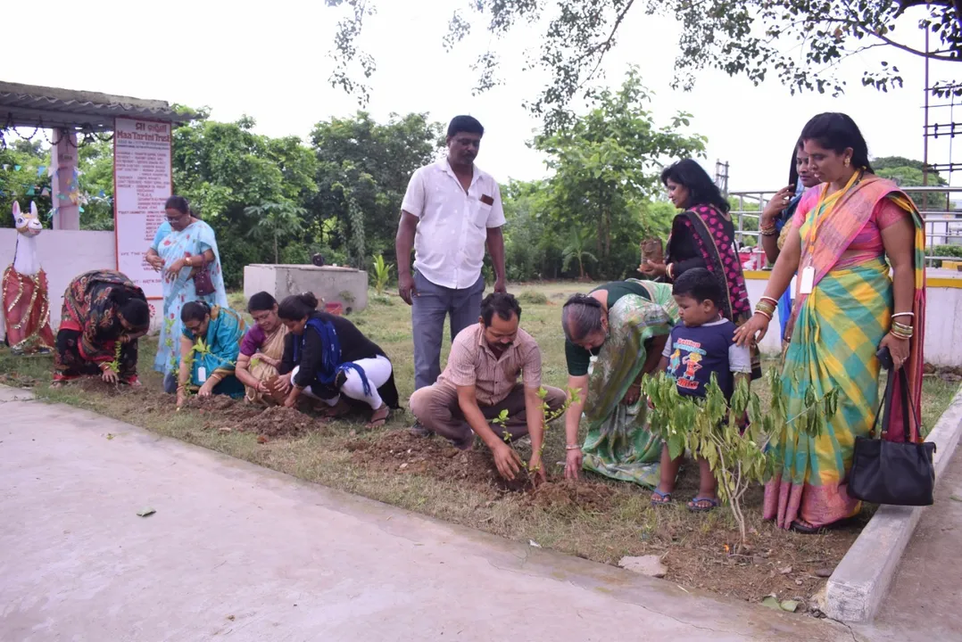  ‘ସମ୍ବାଦ-ସାହିତ୍ୟଘର’ ଓ ‘ଯାଜ୍ଞସେନୀ’ର ବୃକ୍ଷରୋପଣ କାର୍ଯ୍ୟକ୍ରମ: ସାମିଲ ହେଲେ ମହିଳା ଅନୁଷ୍ଠାନ