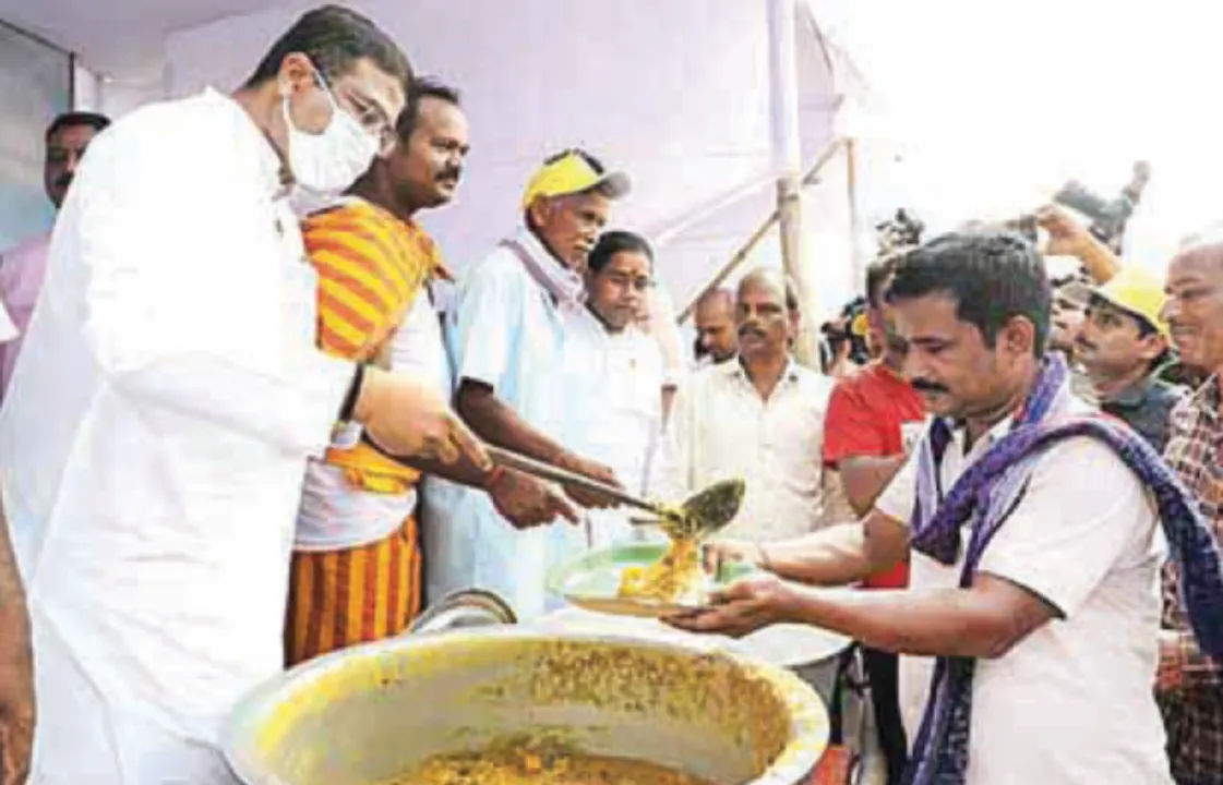  ରଥଯାତ୍ରା ଅବସରରେ ଖାଦ୍ୟ ବାଣ୍ଟିଲେ କେନ୍ଦ୍ରମନ୍ତ୍ରୀ