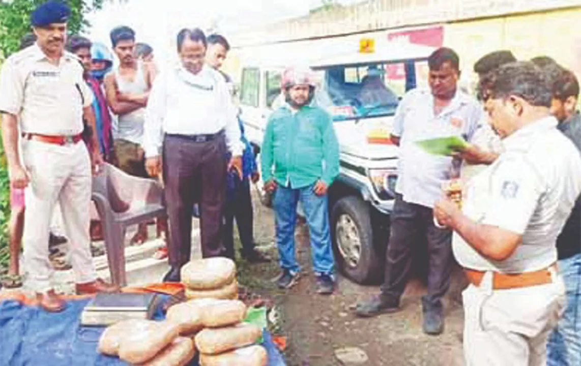  ରାସ୍ତା ପାର୍ଶ୍ବ ଡ୍ରେନ୍‌ରୁ ଗଞ୍ଜେଇ ଭର୍ତ୍ତି ୩ ବ୍ୟାଗ୍‌ ଜବତ