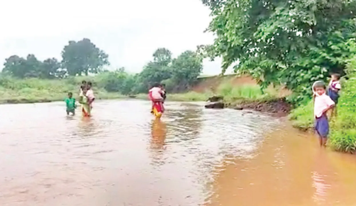  ‘ସୁନାନାଳ’ର ସୁନା ଦିଦି: ୧୨ଶିଶୁଙ୍କୁ କୋଳେଇ ନାଳ ପାର୍‌ କରାଉଛନ୍ତି