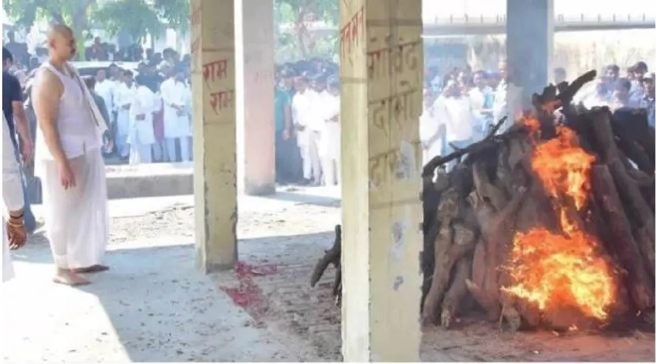  ପଞ୍ଚଭୂତରେ ବିଲୀନ ହେଲେ ମୁଲାୟମଙ୍କ ପତ୍ନୀ ସାଧନା ଗୁପ୍ତା, ମୁଖାଗ୍ନି ଦେଲେ ପୁଅ ପ୍ରତୀକ ଯାଦବ
